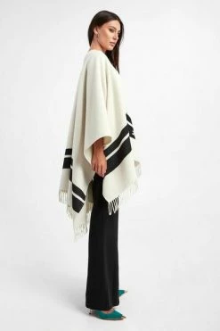 Elisabetta Franchi Poncho's Capes White -Elisabetta Franchi Winkel ae1b6aefedf85ef071fa2b6e32a66ef8